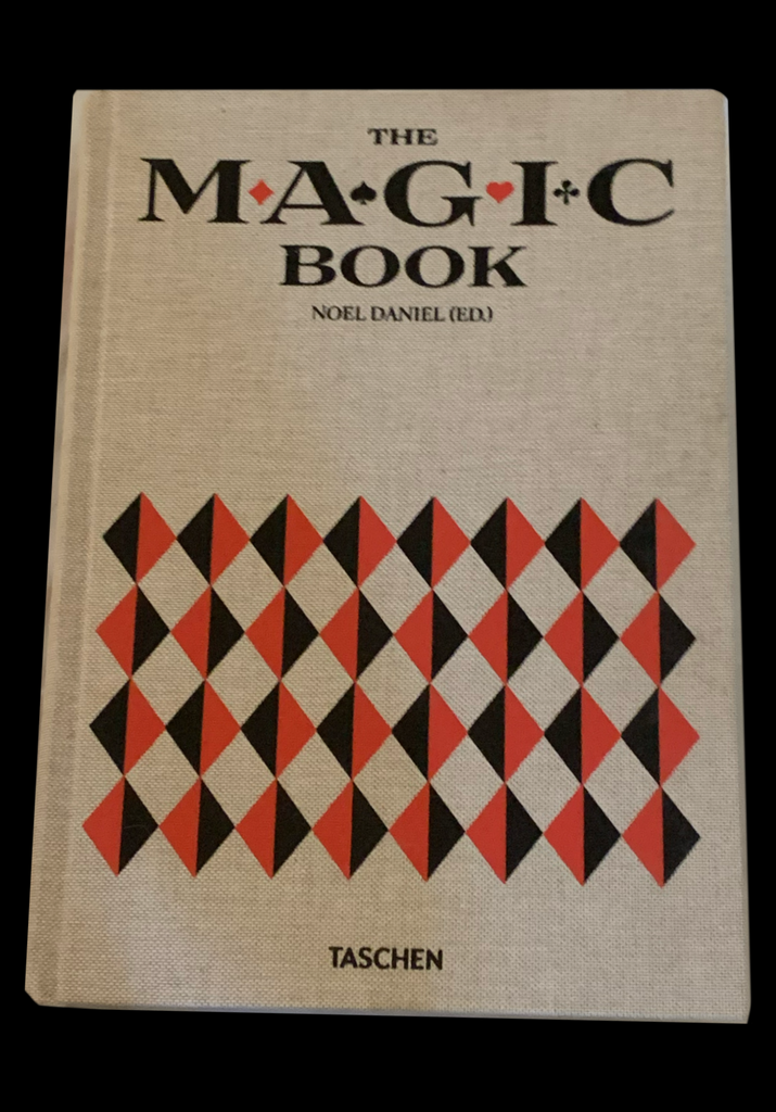 <p><strong>THE MAGIC BOOK 2018 </strong>NOEL DANIEL