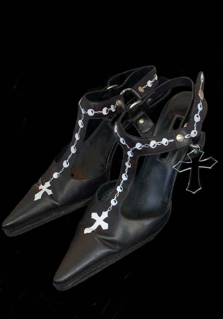 <strong>VINTAGE LEATHER HAND PAINTED T-BAR ROSARY HEELS </strong> SIZE 9